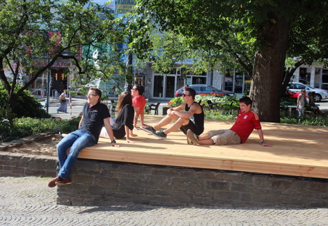 Fißmer-Anlage in der Oberstadt bietet mehr Platz: Aus Hochbeeten wurden Sonnendeck und Sandspielplatz. (Foto: Stadt Siegen)
