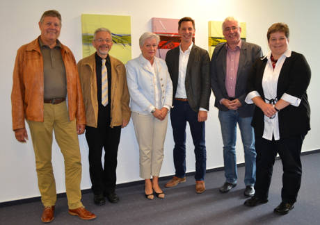 Führten ein Gespräch über die Landesinitiative „Kein Abschluss ohne Anschluss“: (v.l.n.r.) Willi Brase (MdB), Helmut Kneppe, Hanni Leepile, Landrat Andreas Müller, Falk Heinrichs (MdL) und Tanja Wagener (MdL). (Foto: privat)