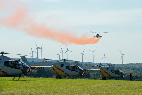 Heli-Parade: Die Tschechische „Hirschkuh“ legt einen orangfarbenen Teppich über die EC 120-Hubschrauber der spanischen Kollegen. (Foto: Elfi Jung)