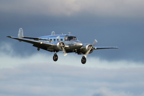 „Captain America im Anflug. Die von Carlo Ferrari gesteuerte Twin-Beech wirkte bereits in dem gleichnamigen Kinofilm mit. Der Pilot übrigens auch. (Foto: Werner Schmäing)