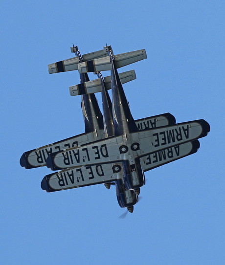 Da passt nicht mehr viel dazwischen: Die Patrouille „Cartuche Doré“ aus Frankreich , das Aushängeschild der ARMEE DE L'AIR. Fliegt mit unerreichter Präzision. (Foto: Werner Schäing)