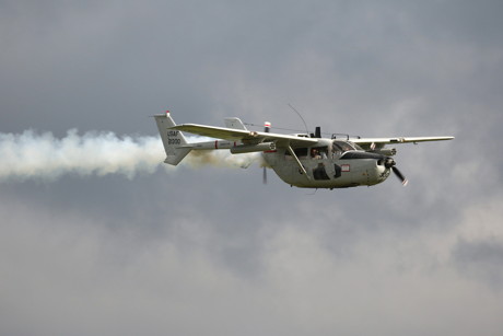 Christian Cocheret und Erik Brouwer brachten dieses seltene Exemplar einer militärischen Version der Cessna O-2A Skymaster aus den Niederlanden nach Breitscheid. Die US Air Force hatte diese Maschine in Vietnam zur Truppenbeobachtung und Luftraumüberwachung eingesetzt. (Foto: Werner Schmäing)