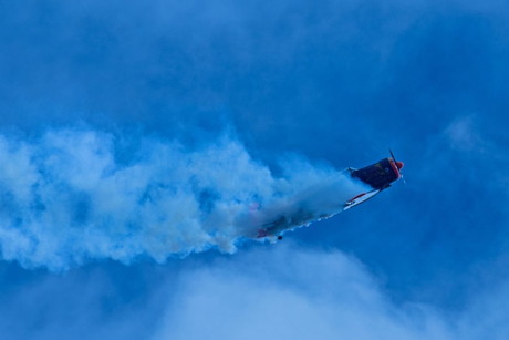 Walter Eichhorn mit „brennendem Kittel“. Die Show der Bad Camberger Fliegerlegende mit seiner guten alten T6, von der sich der Pilot nicht trennen kann, war eine von vielen Höhepunkten des Flugtages. (Foto: Werner Schmäing)