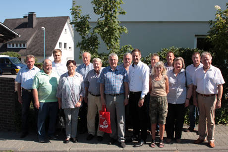 Gemeinsam mit dem Vorsitzenden der Sozialdemokratischen Gemeinschaft für Kommunalpolitik (SGK) Siegen-Wittgenstein, Falk Heinrichs (MdL), sowie weiteren Vorstandsmitgliedern, besuchte der Bürgermeisterkandidat der Erndtebrücker SPD, Henning Gronau, gestern das Familienunternehmen Berge-Bau in Erndtebrück. (Foto: Andreas Haßler)
