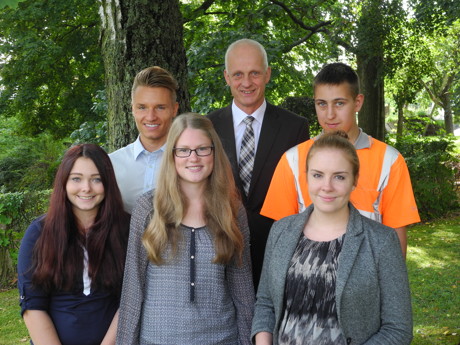 Neue und ehemalige Auszubildende mit Bürgermeister Christoph Ewers: Anna-Lena Hermann, Kevin Köster, Romina Pletz, Tim Pauler und Vivien Jäppche. (Foto: Gemeinde Burbach)