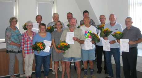 Frau Sylvia Schürg (6. vl) freute sich über die vielen Jubiläumsblutspender die zur Ehrung in das Henry-Dunant gekommen sind. (Foto: DRK)