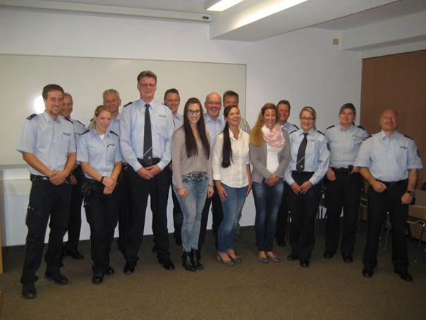 v.l.n.r.: PK Julian Willmes (PW Olpe), EPHK Christoph Bankstahl, POK'in Anke Klockner (PW Olpe), PHK Matthias Giese, PHK Christoph Feldmann (Leitstelle), PR Helge Ammermann, RA Rica Sondermann (ZA1), PD Diethard Jungermann, KHK'in Nina Stutz (KK2), KHK Udo Schulte, POK'in Clara Gördes (KK2), PHK Frank Buchholz, PK'in Stefanie Stinn (PW Lennestadt), PK'in Katrin Müller (PW Olpe), EPHK Wolfgang Schneider, nicht auf dem Bild: KK'in Sarah Scholz (Mutterschutz)