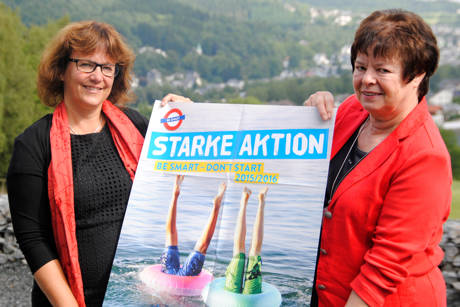 Schirmherrin Jutta Capito (re.) und AOK-Niederlassungsleiterin Claudia Büdenbender werben für eine Teilnahme an „“Be smart – don´t start“ 2015/2016 – dem Wettbewerb für rauchfreie Schulklassen. (Foto: AOK)