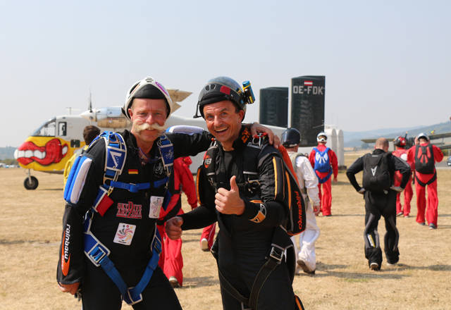 Auch beim neuen Sequential-Nationen-Weltrekord mit dabei: „Zwirbelbart“ Uwe Haagen (links) und sein Vereinskamerad Erick Postlack (Wetzlar) von „Skydive Westerwald“ in Breitscheid. (Foto: Nadine Janssen)
