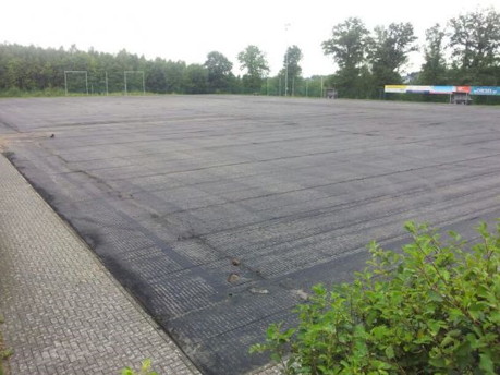 Die alte Rasendecke ist bereits abgetragen, bald liegt der neue Kunstrasenplatz "Multi Turf 40" der Spielvereinigung Bürbach. (Foto: Verein)