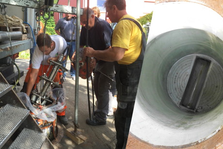 Unter den interessierten Blicken einiger Kollegen umliegender Abwasserbetriebe wurde der Schlauchliner in den sanierungsbedürftigen Schacht eingelassen (l.), das gute Ergebnis (r.) überzeugte nicht nur die Gemeindewerke Wilnsdorf. (Foto: Gemeinde Wilnsdorf)