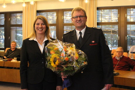 Bürgermeisterin Christa Schuppler gratuliert dem alten und neuen Leiter der Wilnsdorfer Feuerwehr, Christian Rogalski. (Foto: Gemeinde)