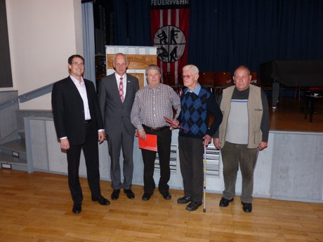 v.l.: Leiter der Feuerwehr Tobias Klein, Bürgermeister Christoph Ewers, Harry Gontermann, Erhard Schmidt, Wolfgang Schleich.