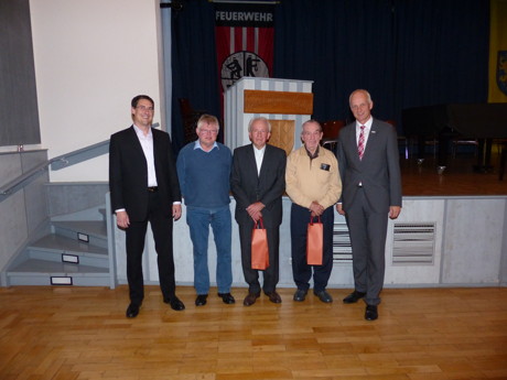 v.l.: Leiter der Feuerwehr Tobias Klein, Arno Höfer vom Organisationsteam, Hans Georg, Dieter Ginsberg, Bürgermeister Christoph Ewers.