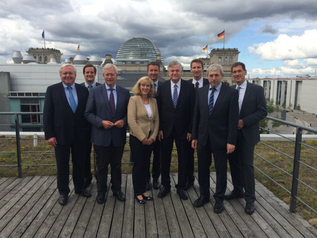 v..n.r.: Bernhard Schulte Drüggelte MdB, Thorsten Schick MdL, Eckard Uhlenberg MdL, Christel Voßbeck-Kayser MdB, Matthias Kerkhoff MdL, Peter Hintze MdB, Prof. Patrick Sensburg MdB, Klaus Kaiser MdL und Jens Kamieth MdL.
