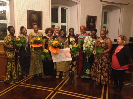 Die afrikanische Frauengruppe „Ladies Power“ erhielt in diesem Jahr den Siegener „Preis für Interkulturelles Engagement“, begrüßt wurde sie von Siegens stellv. Bürgermeisterin Angelika Flohren (Mitte) und Pilar Mesa Navarro, der Vorsitzenden des Intergrationsrates. (Foto: Stadt Siegen)