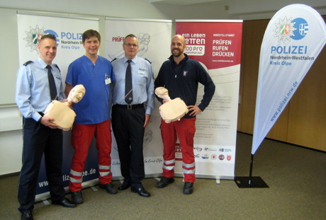 Dr. Matthias Danz und Peter Sigmund vom Förderverein Rettungsdienst Olpe e.V. stellen das Konzept des Reanimationstrainings „Prüfen-Rufen-Drücken“ beim Besuch der Kreispolizeibehörde Olpe vor. v.l.: Polizeirat Helge Ammermann (Leiter Leitungsstab), Dr. Matthias Danz, Erster Polizeihauptkommissar Georg Melcher (Leiter der Fortbildungsstelle), Peter Sigmund. (Foto: Polizei)