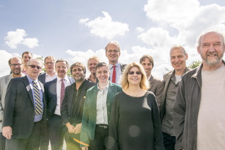 v.l.: David Audretsch, Thomas Ferguson, Till van Treeck (dahinter), Sebastian Kessing, Harald Peter, Volker Wulf, Eckehard Fozzy Moritz, Friederike Welter, Sebastian Dullien, Bonnie Nardi, Christoph Strünck, Gustav Bergmann, David Randall. (Foto: Uni)