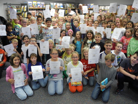Die eifrigen Teilnehmer am Sommerferien-Lesespaß wurden in der Bibliothek Burbach gefeiert. (Foto: Gemeinde Burbach)