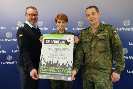 Hauptfeldwebel Andreas Schattinger (r.) musste gar nicht lange bitten und fand im Kameradenkreis bereitwillige Unterstützer(innen), die sich während des freien Wochenendes gern in den Dienst der guten Sache stellen. Hauptfeldwebel Guido Herrmann, Stabunteroffizier Jana Grotthaus und Hauptfeldwebel Andreas Schattinger (v. l.) freuen sich auf das “Silberheart-Festival“. (Foto: Daniel Heinen)
