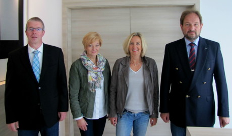 Meik Womelsdorf (BSW), Schulleiterin Doris Oster, Petra Wagener (beide Hauptschule Bad Berleburg) und Prokurist/Ausbildungsleiter Dirk Pöppel (BSW, v.l.n.r.) haben sich für die Unterzeichnung des Kooperationsvertrages zusammengesetzt. (Foto: BSW)