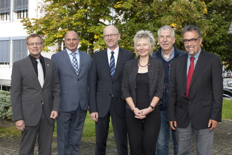 Von links: Regierungsvizepräsident Volker Milk, Guido Niermann (CDU-Fraktionsvorsitzender), Hermann-Josef Droege (Vorsitzender des Regionalrats), Regierungspräsidentin Diana Ewert, Werner Liedmann (stellv. Fraktionsvorsitzender der Fraktionsgemeinschaft FDP/Grüne) und Hans Walter Schneider (SPD-Fraktionsvorsitzender)