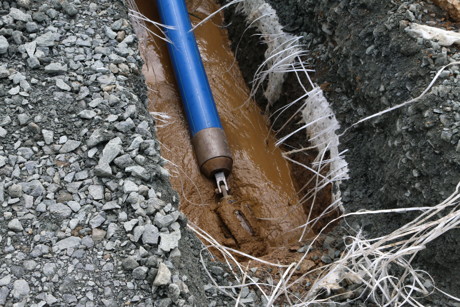 Im Straßenoberbau wurde unterhalb der Schottertragschicht ein speziell verstärktes Geotextil zur Verbesserung der Tragfähigkeit des Untergrundes verlegt. Es handelt sich hierbei um eine Art Vliesstoff, der mit gitterförmig angeordneten Streifen aus Glasfaser- oder Polyestergewebe verstärkt ist.