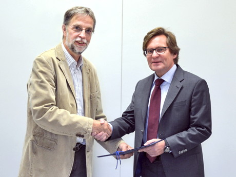 Prof. Dr. Ullrich Pietsch (l.), Dekan der Naturwissenschaftlich-Technischen Fakultät an der Uni Siegen, überreicht die Ernennungsurkunde an Honorarprofessor Christian Malek. (Foto: Uni)