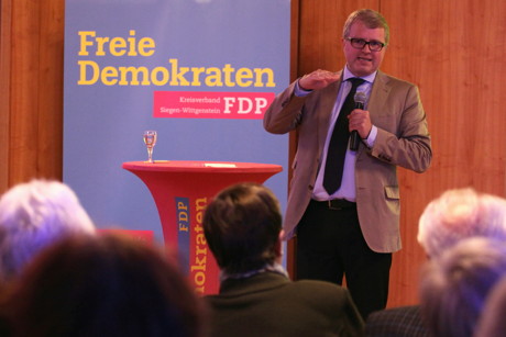 Den Freien Demokraten Siegen-Wittgenstein war es gelungen, den als „Euro-Rebellen“ bekannten Finanzkritiker Frank Schäffler, früherer Bundestagsabgeordneter der FDP, nach Siegen in das Haus der Siegerländer Wirtschaft zu holen. (Foto: Peter Hanke)