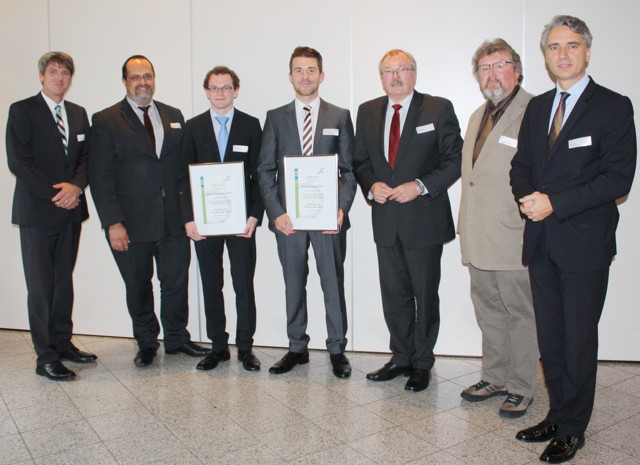 Joachim Richard (von links), Univ.-Prof. Dr.-Ing. Peter Haring Bolivar, Simon Papenheim, Philipp Krause, Landrat Frank Beckehoff, Dr.-Ing. Ulrich Schmidt (Universität Siegen), Paul Rudek (KDK Automotive) – (Foto: Kreis Olpe)