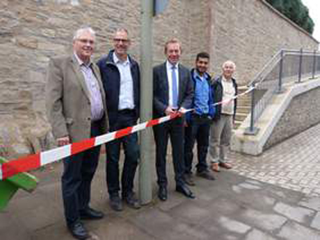 Der Zugang am Obergraben Richtung Grabenstraße ist wieder offen – Bürgermeister Steffen Mues machte gestern den Weg frei. (V.l.): Bauausschuss-Vorsitzender Rüdiger Heupel, der städtische Bauleiter Jürgen Katz , Bürgermeister Steffen Mues, Bauleiter Yilmaz Gökalp von der Firma HAZ Beratende Ingenieure für das Bauwesen sowie Rüdiger Keitz, Geschäftsführer der Firma Denkmalplan GmbH Gesellschaft für Bauwerksanierung. Foto: Stadt