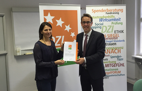Übergabe des DZI Spenden-Siegels an Dr. Daniel Fischer, Vorsitzender des Kuratoriums der Deutschen KinderhospizSTIFTUNG
