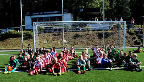 Das F-Jugendturnier gewann die U9-Mannschaft der Spielvereinigung, gefeiert haben im Anschluss aber alle Mannschaften ob ihrer tollen Leistungen.
