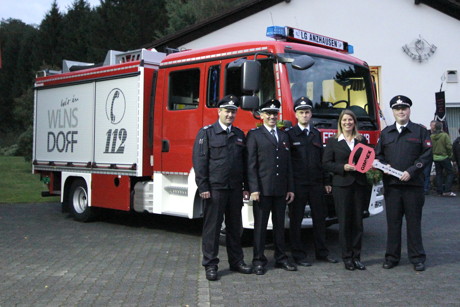 Wilnsdorfs Bürgermeisterin Christa Schuppler übergibt den symbolischen Schlüssel fürs neue Fahrzeug an Löschgruppenführer Branimir Sculac, im Beisein des Leiters der Wilnsdorfer Feuerwehr, Christian Rogalski, und seinen Stellvertretern Rüdiger Schneider und Gerd Boller (v.l.). (Foto: Gemeinde)