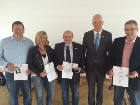 Für ihre Mitgliedschaft im Gemeinderat zeichnete jetzt Bürgermeister Christoph Ewers (2. v. r.) langjährige Kommunalpolitiker aus: Frank-Michael Naumann, Heide Heinecke-Henrich, Matthias Moos und Thomas Heuschkel (v.l.). (Foto: Gemeinde)