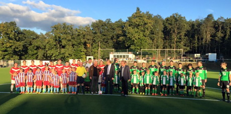 Zur Eröffnung kam neben der ehemaligen Nationalspielerin Monika Meyer, die die Jugendmannschaft der Bürbacher Spielvereinigung durchlaufen hat, auch Siegens Bürgermeister Steffen Mues, der nicht nur nagelneue Bälle als Geschenk parat hatte, sondern auch den symbolischen Anstoß gemeinsam mit dem ehemaligen Vorsitzenden Jürgen Dornhöfer ausführte, der sich um den Platzbau besonders verdient gemacht hat. (Foto: Verein)