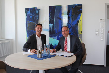 Landrat Andreas Müller (links) und Matthias Löb, Direktor des Landschaftsverbandes Westfalen-Lippe, beim gemeinsamen Gespräch. (Foto: Kreis)