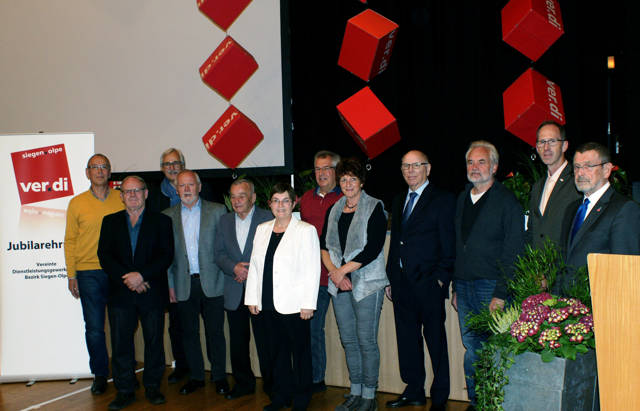 Von links: Hubert Groos, Richard Beuter (beide 25 Jahre), Jürgen Weiskirch (Bezirksgeschäftsführer), Heinz-Georg Fischbach (50), Heinz Peschke (65), Elke Fleßner (Bezirksvorsitzende), Klaus Brügger (40), Karin Starke (25), Dieter Barabas (60), Andreas Leidig (40), Matthias Marx (25) und Klaus Böhme (Vorsitzender des Bundesfachbereichsvorstandes Bildung, Wissenschaft und Forschung). (Foto: verdi)