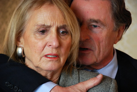 Wer bin ich? Was macht mich aus? Im spannenden Schauspiel „Ohne Gesicht“ geben Diana Körner und Max Volkert Martens eindrucksvoll Antwort auf diese Fragen. (Foto: a.gon münchen)