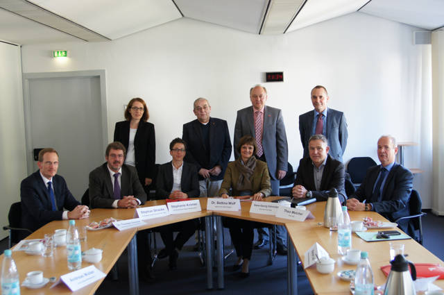 Die Arbeitsmarkt-Akteure der Region Siegen-Wittgenstein und Olpe trafen sich bei Dr. Bettina Wolf (vorne Mitte) in der Arbeitsagentur Siegen zum „Runden Tisch Langzeitarbeitslosigkeit“. Sitzend von links: Dr. Thorsten Doublet, Arbeitgeberverband Siegen-Wittgenstein, Stephan Stracke, Arbeitgeberverband Olpe, Stephanie Krömer, Geschäftsführerin Jobcenter Kreis Siegen-Wittgenstein, Dr. Bettina Wolf, Vorsitzende der Geschäftsführung der Agentur für Arbeit Siegen, Hans-Georg Völmicke, Geschäftsführer Jobcenter Kreis Olpe und Theo Melcher, Kreisdirektor Kreis Olpe. Stehend von link: Melanie Höcker, Arbeitsagentur Siegen, Werner Leis, DGB Siegen-Wittgenstein, Jürgen Haßler, Kreishandwerkerschaft Siegen und Klaus Fenster, IHK. (Foto: Arbeitsagentur)