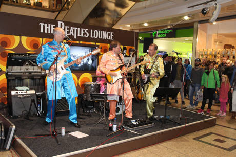 Für eine tolle Stimmung zur Eröffnung der großen Beatles Ausstellung in der City-Galerie sorgte die Beatles Tributeband "The Peteles". (Foto: City-Galerie)