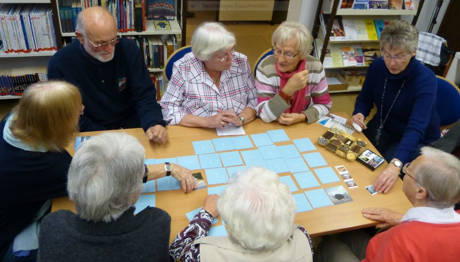 In geselliger Runde stellt Christa Kühn den spielfreudigen Büchereigästen neuartige Brett- und Gesellschaftsspiele vor. (Foto: Stadt Hilchenbach)