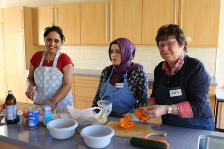 Bei der Zubereitung der leckeren Speisen arbeiten die Frauen aus unterschiedlichen Kulturkreisen Hand in Hand. (Fotos: Gemeinde Neunkirchen)