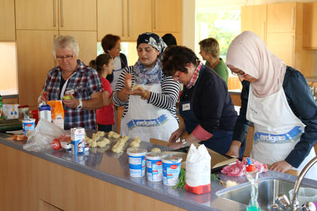 Die Freude am Backen und Kochen möchte die internationale Kochgruppe gern weitergeben. Aus diesem Grund wirkt sie an der Kinder&Jugend-Kulturwoche mit und lädt junge Hobbyköche und –köchinnen ab 8 Jahren zum Zubereiten türkischer Speisen ein.