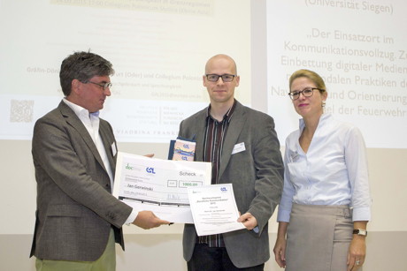 Dr. Jan Gerwinski (Mitte) nimmt den Nachwuchspreis "Berufliche Kommunikation" 2015 entgegen. Wie kommunizieren, wenn’s brennt? (Foto: Uni)