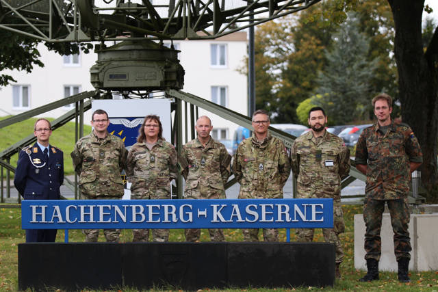 Dänische und deutsche Soldaten trafen sich auf dem Hachenberg zum Austausch (v. l.) Hauptfeldwebel Volker Bäcker, Overkonstabel Simon Sørensen, Korporal Lise Olsen, Seniorsergent Allan Bennetzen, Seniorsergent Per Vestergaard, Premierløjtnant Joseph Røtkjær und Hauptmann Thomas Köhler. (Foto: Daniel Heinen)