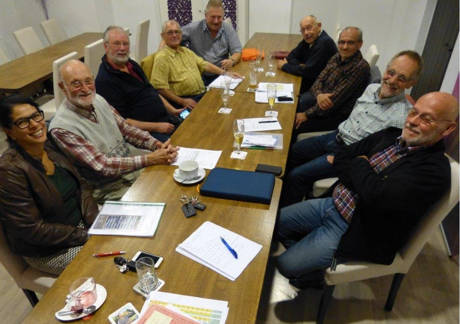 Das Team (Zwei Damen und zwei Herren fehlen), zu dem auch der Vereinsvorsitzende Wolf Meuche (zweiter von rechts) gehört, beim Oktobertreffen. (Fotos: Verein)