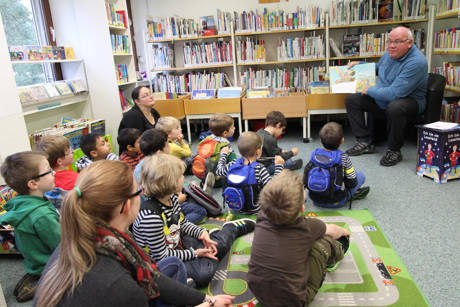 Auch gestandene Männer greifen gern zum Buch, bewies Armin Kring in der Wilnsdorfer Bibliothek. (Foto: Gemeinde Wilnsdorf)