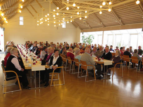 Unter dem Motto „Schule heute erleben“ findet am 23.10.2015 das achte Seniorenfrühstück in der Mensa des Schulzentrums in Burbach statt. (Foto: Gemeinde Burbach)