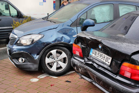 2015-10-15_Kreuztal_Siegener Straße_VUP_2 Pkw kollidiert_Foto_Hercher_2